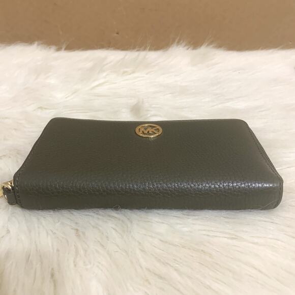 MICHAEL KORS Olive Green Pebbled Leather Zip Around 7" Wristlet Phone Wallet - Picture 4 of 16